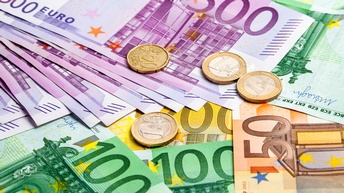 Detailansicht verschiedener Euro-Geldscheine und Euro-Münzen