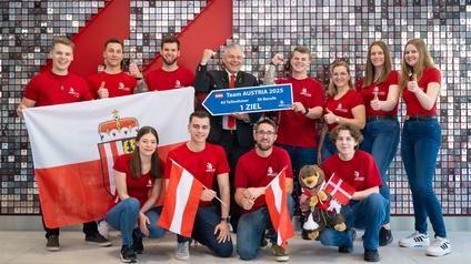 stehend: Jonas Danninger (Kälte- und Klimatechniker), Betonbauer Lukas Ritzberger, Maximilian Lindlbauer (Gartengestaltung, Vizepräsident Leo Jindrak, Daniel Schinagl (Schweißen), Juliana Hain (Steinmetzin), Sarah Klinger (Bäckerin), Miriam Haider (Mode-Technologie), (v. l.)     vorne: Konditorin Lisa Schögl, Anlagenelektriker Martin Riegler, Roman Stadler (Gartengestalter) und Koch Hannes Sortsch (v. l.)