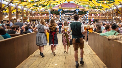 Ein mit Menschen gefülltes Bierzelt