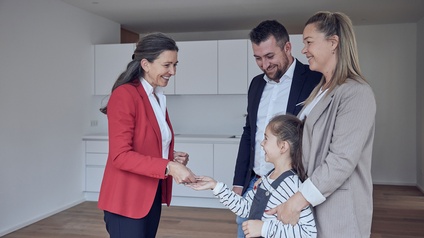 Familie und Kathrin Reitz bei der Schlüsselübergabe