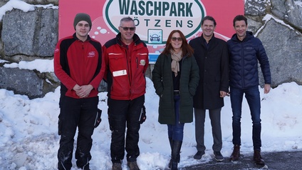 Die Hausmeisterfamilie Zenleser in ihrem Waschpark in Götzens