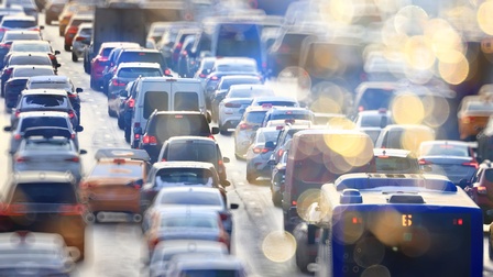 Mehrere Autos in Stau in Rückansicht, Lichtflares im Bild