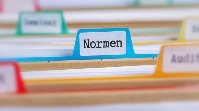 Aktenreiter mit der Beschriftung Normen 