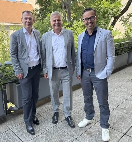 Obmann Gunter Mayrhofer (Mitte) und seine beiden Stellvertretern Christian Holzhauser (li.) und Markus Freund (re.)