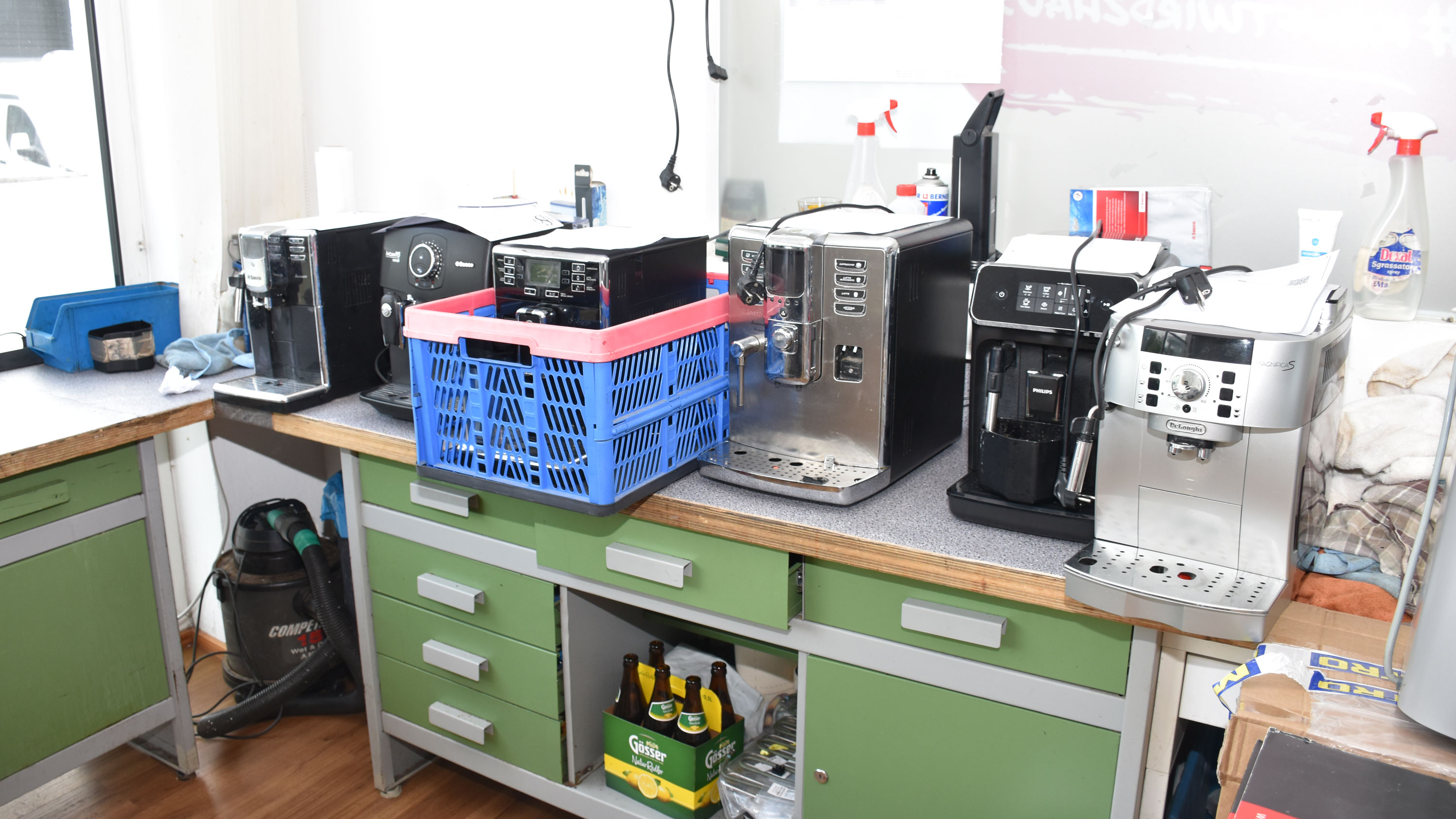 Blick in die Werkstatt: Diese Kaffeemaschinen warten auf die Reparatur.